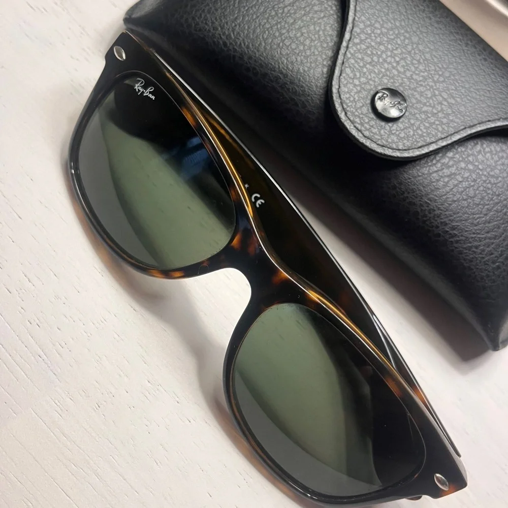 Ray-Ban Wayfarer Classic Sunglasses - Picture 7 of 7